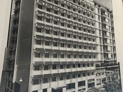 Fu cos� innalzato l�edificio di 11 piani, pi� due livelli interrati adibiti a garage, per un totale di ben 116 camere dotate di ogni confort dell�epoca: telefono, radiodiffusione, aria condizionata e bagni con doccia
